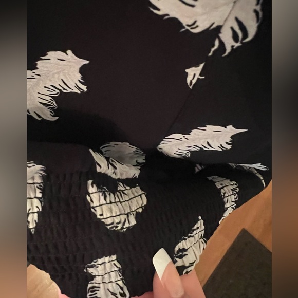 0782 White House Black Market Sleevless Feather Shell Top Size Medium - Picture 8 of 12